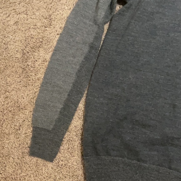 5 ⭐️ Under Armour Sweater - Picture 5 of 10